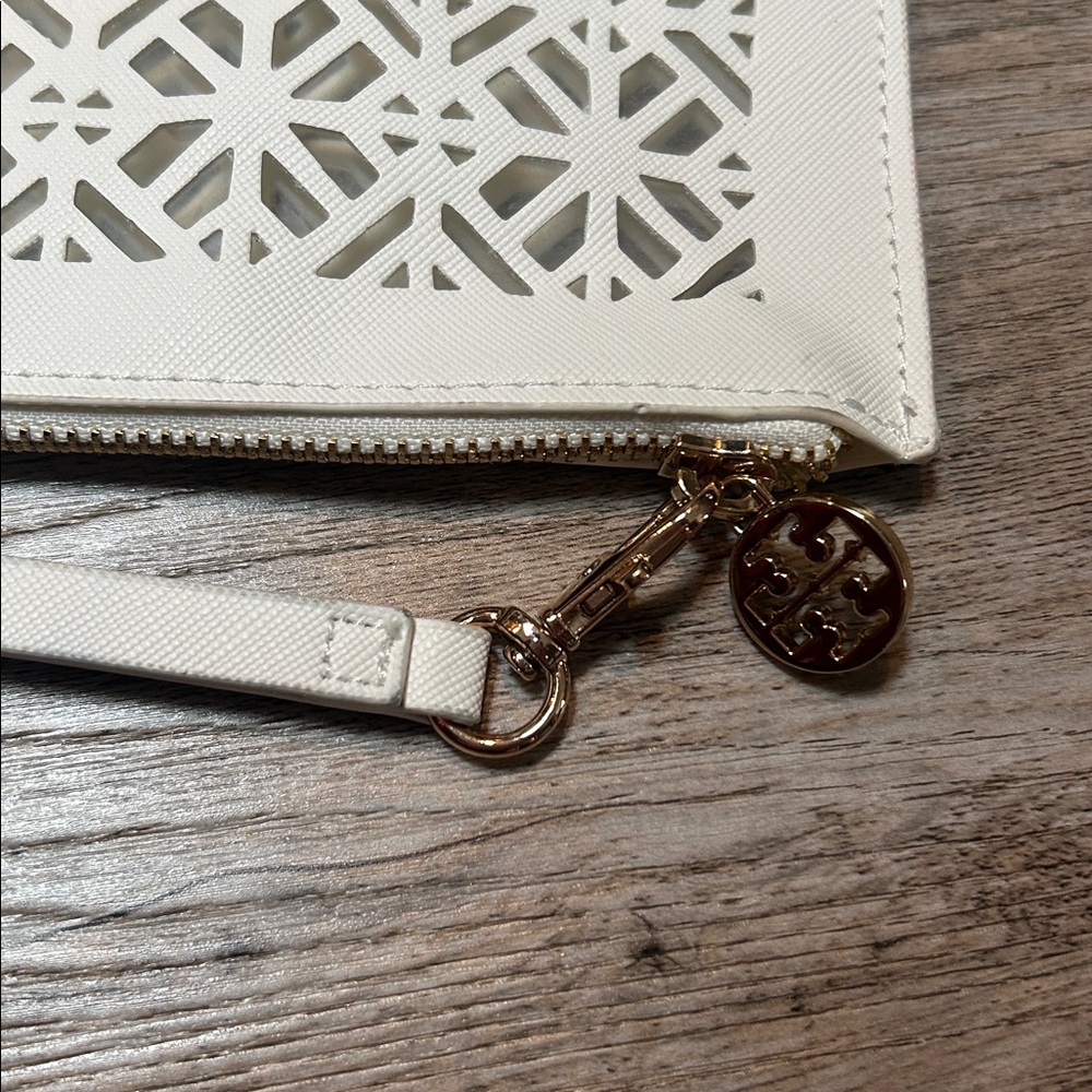 Tory Burch white laser cut CLUTCH POUCH wristlet - Picture 3 of 7